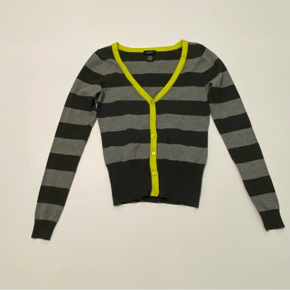 Rue21 Sweaters - ❤️ Rue 21 gray and green cardigan size small.